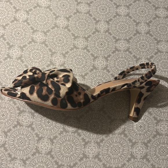 PRETTY! These shoes give your feet, ankles and legs an instantly gorgeous look - Picture 2 of 3